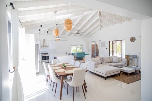 Modern 4BR oasis on 1 acre, 1 min from stunning Leeward Beach