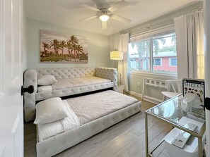 2 slaapkamers, een strijkplank/strijkijzer, reisbedje, gratis wifi