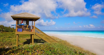 Cozy two bedroom with a private porch in Delray's Hottest Neighborhood