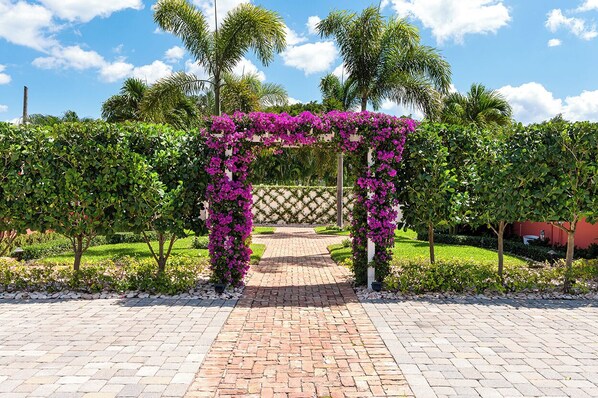 Property grounds - Cozy two bedroom with a private porch in Delray's Hottest Neighborhood (Delray Beach)