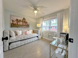 Smart-TV, Kamin, Bücher, Drucker