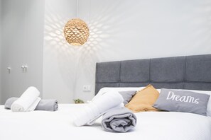 4 chambres, bureau, chambres insonorisées, fer et planche à repasser