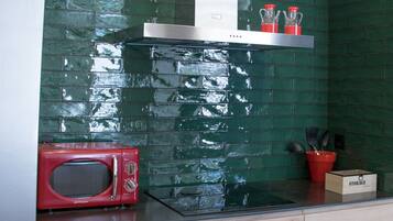 Een koelkast, een microgolfoven, een oven, een kookplaat