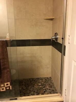 Combined shower/tub, hair dryer, towels - Ground floor Condo - No need for elevators - Steps away to the beach and pool. (Murrells Inlet)