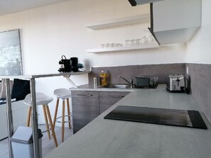 Réfrigérateur, four, plaque de cuisson, cafetière/bouilloire
