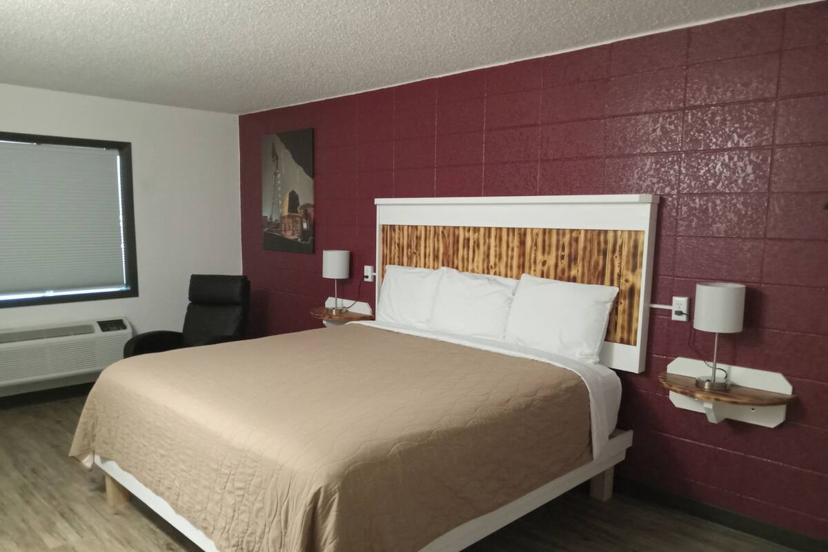 Deluxe Room | Desk, WiFi (free), individually decorated, bed sheets