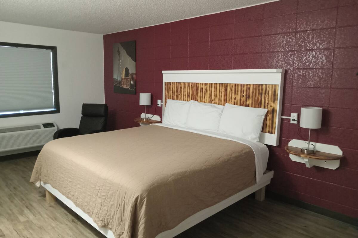 deluxe room | individually decorated, desk, free wifi, bed sheets