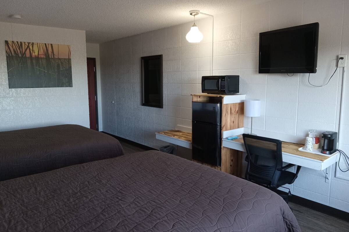 standard room | individually decorated, desk, free wifi, bed sheets