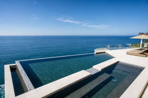 Piscina all'aperto, una piscina riscaldata