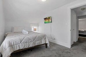 2 bedrooms, memory-foam beds, desk, iron/ironing board - Updated Home in German Village - 2BR with Parking! (Columbus)