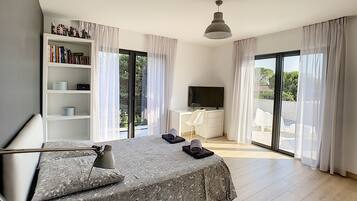 4 chambres, bureau, fer et planche Ă repasser, lit parapluie