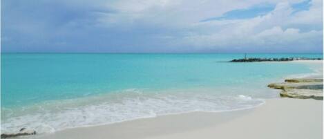 Chaises longues, serviettes de plage