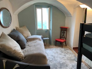 2 slaapkamers, een strijkplank/strijkijzer, wifi (toeslag), beddengoed