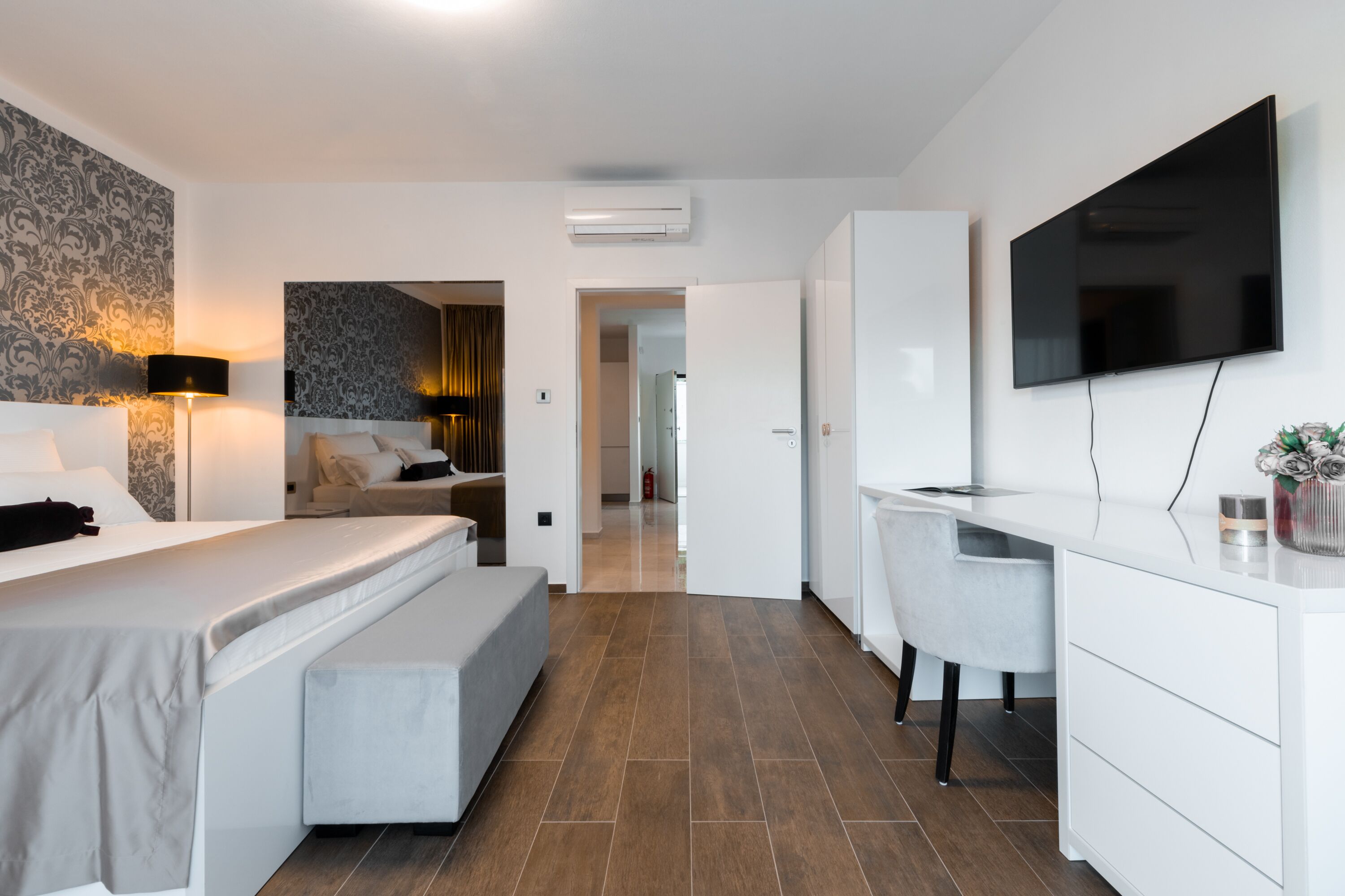 Deluxe Apartment | 1 bedroom, in-room safe, desk, laptop workspace