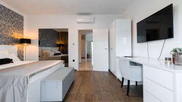 Deluxe Apartment | 1 bedroom, in-room safe, desk, laptop workspace