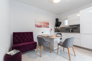 Apartamento Deluxe | Cocina privada | Frigorífico, horno, placa de cocina y lavavajillas