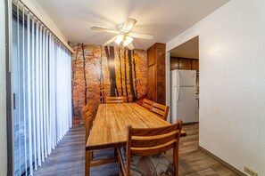 Dining - Centrally Located Mammoth 2Bed/2Bath w/ WIFI & Parking! (Mammoth Lakes)