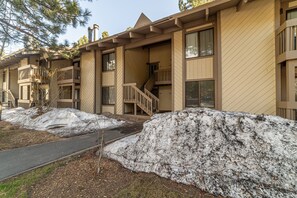 Exterior - Centrally Located Mammoth 2Bed/2Bath w/ WIFI & Parking! (Mammoth Lakes)