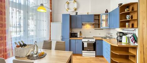 Fridge, microwave, oven, coffee/tea maker
