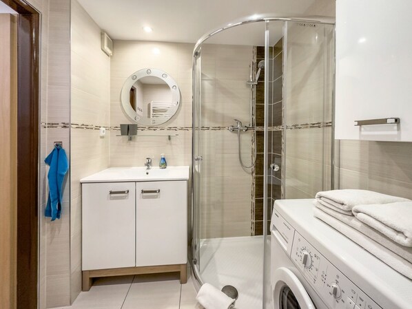 Dusche, Haartrockner, Hausschuhe, Handtücher