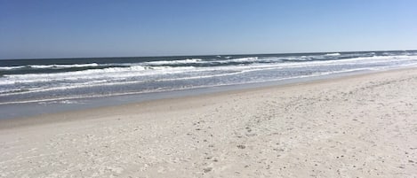 Vlak bij het strand, ligstoelen aan het strand