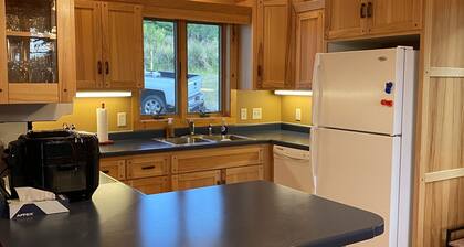 Lake Front House with lots of privacy and space!