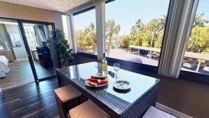 Condo (Harbor Towers Renovated 2nd Floor Sui) | Ngoại thất