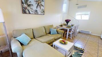 Apartment (Island Dreams Cozy Cottage #4) | Wohnzimmer | Fernseher