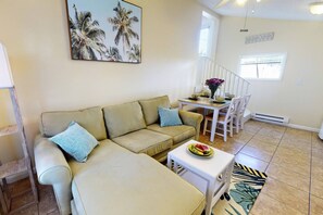 公寓客房 (Island Dreams Cozy Cottage #4) | 客廳 | 電視