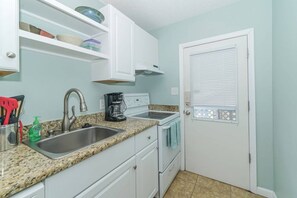 公寓客房 (Island Dreams Gulf Breeze #2) | 私人廚房 | 電冰箱、微波爐、爐台、洗碗機