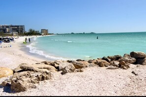 Condo (Island Dreams Sandy Toes #1) | Beach | On the beach, beach towels - Island Dreams Sandy Toes #1 (Sarasota)