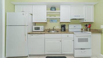 Condo (Island Dreams Sandy Toes #1) | Cocina privada | Refrigerador, microondas, parrilla de estufa y lavavajillas