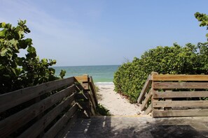 Condo (Island Dreams Sandy Toes #1) | Beach | On the beach, beach towels - Island Dreams Sandy Toes #1 (Sarasota)