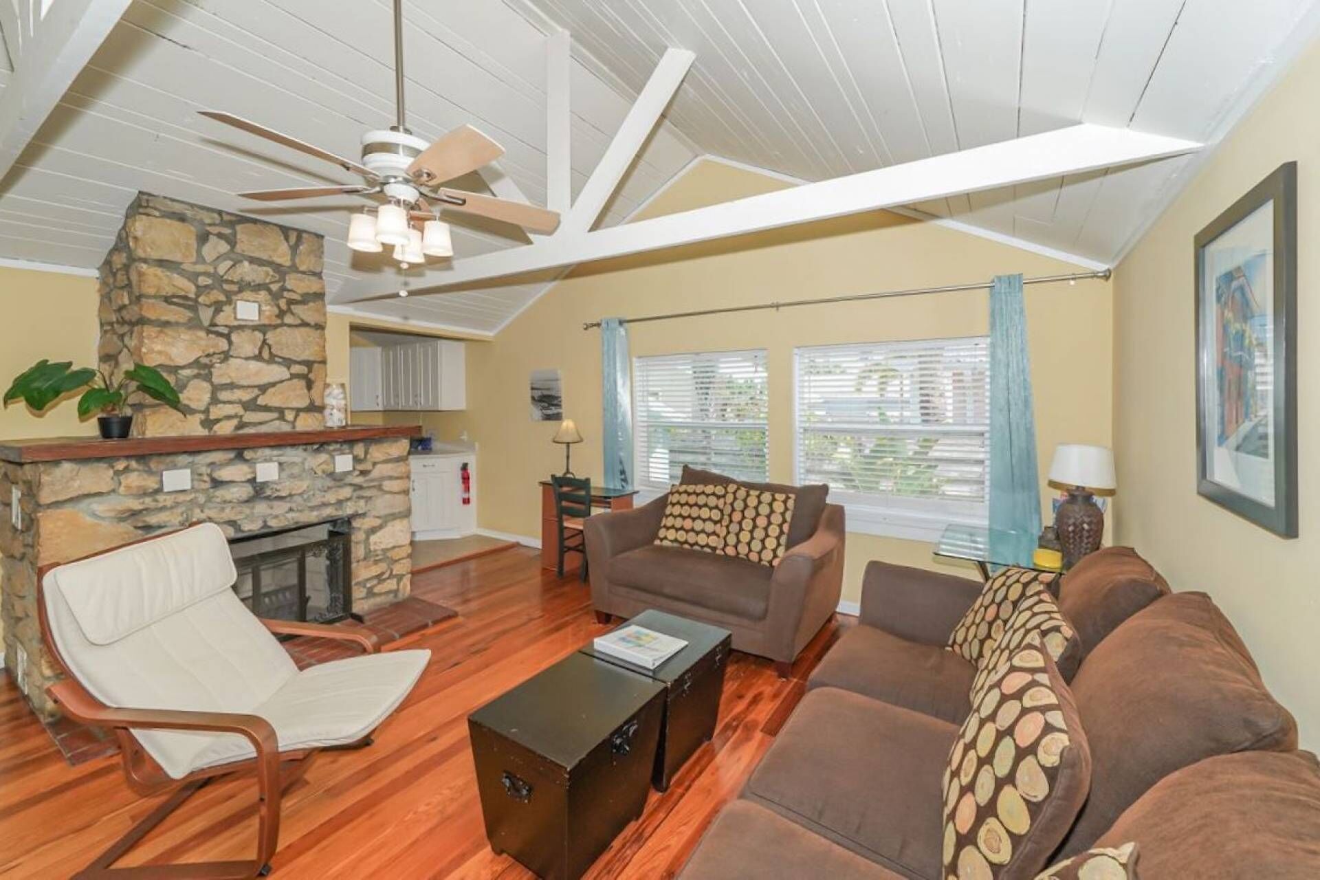 Condo (Island Dreams Sunset Suite #3) | Sala de estar | Televisión y reproductor de DVD 