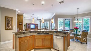 Una cocina moderna con encimera de granito, armarios de madera y una isla integrada.
