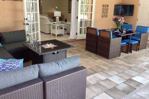 House (Sarasota Bay Pool Home) | Living room