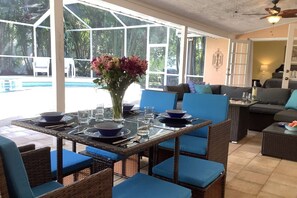 Rumah (Sarasota Bay Pool Home) | Dapur pribadi | Meja makan
