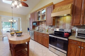 Rumah (Sarasota Bay Pool Home) | Dapur pribadi | Meja makan