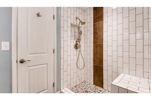 Secadora de cabello, toallas, jabón, papel de baño