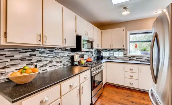 Refrigerador, microondas, horno, placa de cocina