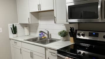 Geladeira, micro-ondas, fogão, cooktop