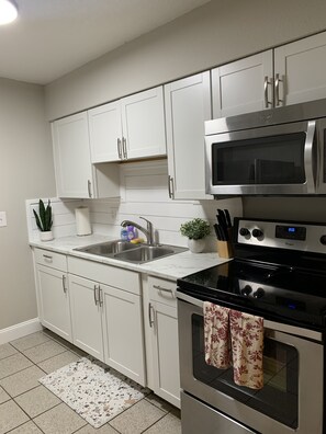 Fridge, microwave, oven, stovetop - Cozy getaway! Minutes from Historic Pinellas Trail! (Largo)