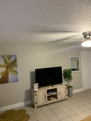 Interior - Cozy getaway! Minutes from Historic Pinellas Trail! (Largo)