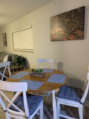 Dining - Cozy getaway! Minutes from Historic Pinellas Trail! (Largo)