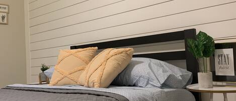 2 habitaciones, tabla de planchar con plancha, wifi y ropa de cama