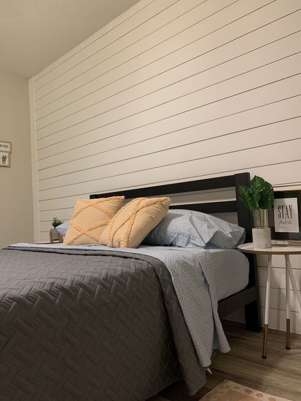 2 bedrooms, iron/ironing board, WiFi, bed sheets - Cozy getaway! Minutes from Historic Pinellas Trail! (Largo)