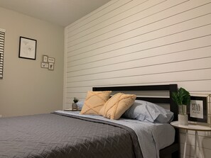 2 bedrooms, iron/ironing board, WiFi, bed sheets - Cozy getaway! Minutes from Historic Pinellas Trail! (Largo)