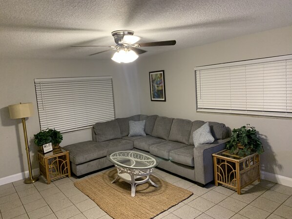 TV - Cozy getaway! Minutes from Historic Pinellas Trail! (Largo)
