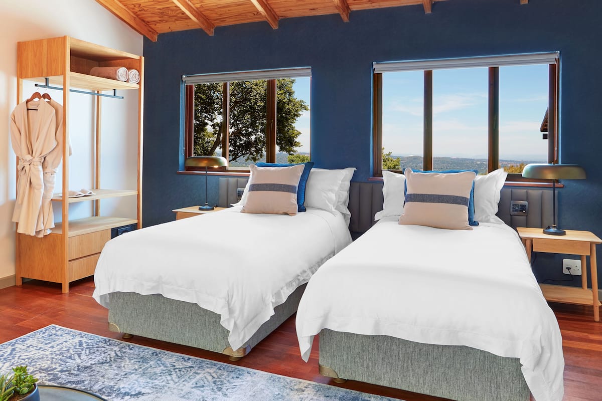 1 bedroom, Egyptian cotton sheets, premium bedding, down duvets