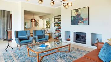 Smart TV, Netflix, DVD player, streaming services